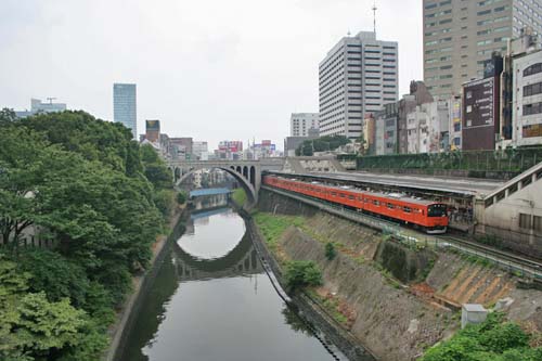 �_�c��̐�ʂɋt���Ɏʂ鐹���ƌ䒃�m���w��